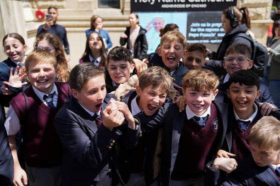 8일(현지시간) 미국 일리노이주 시카고 대교구 주교좌 성당 ‘거룩한 이름 대성당’에서 현장 학습 중이던 가톨릭학교 학생들이 시카고 출신 로버트 프레보스트(69) 추기경이 새 교황에 선출됐다는 소식에 환호하고 있다. 로이터=연합뉴스