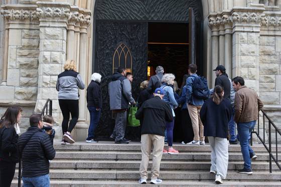 제267대 교황에 미국 일리노이주 시카고 출신 로버트 프레보스트(69) 추기경이 선출된 8일(현지시간) 시카고 대교구 주교좌 성당 ‘거룩한 이름 대성당’에 시민들이 모여들고 있다. EPA=연합뉴스