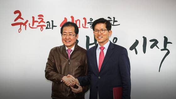 30년 정치 동지 김문수와 홍준표. 중앙포토