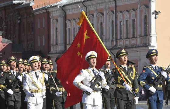 9일(현지시간) 러시아 전승절 80주년 기념 열병식에서 중국 인민해방군 의장대가 행사에 참가하고 있다. AP=연합뉴스