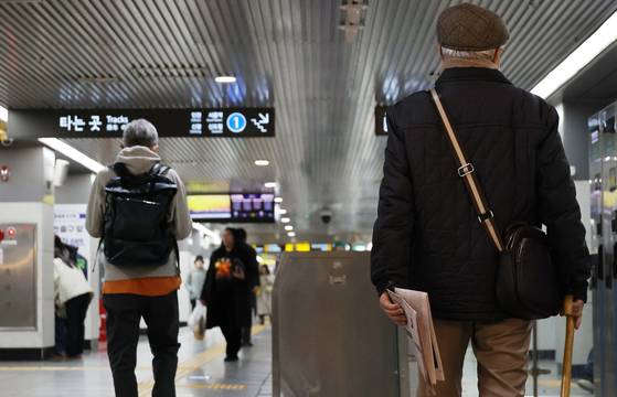 지난 3월 6일 지하철 1호선 종로5가역 승강장에서 중장년층 시민들이 이동하고 있다. 연합뉴스