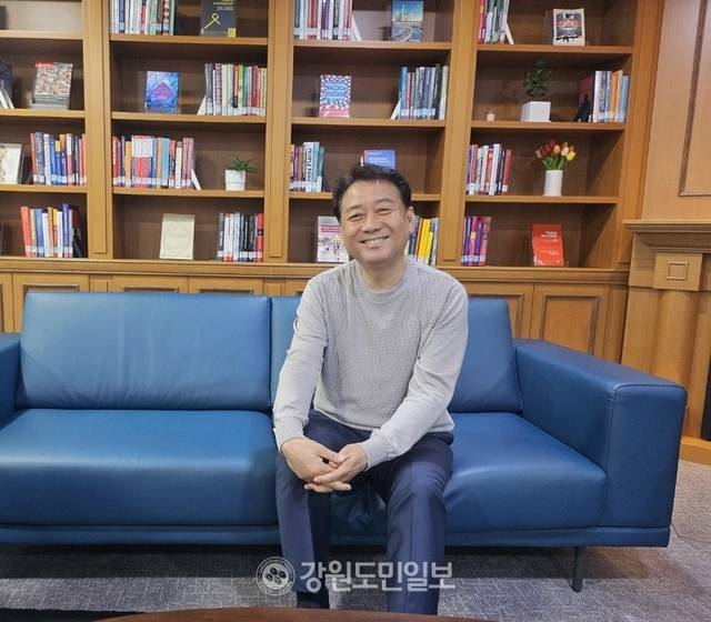 ▲ 더불어민주당 강원권 총괄 선대위원장과 이재명 후보 직속 국가미래정책위원장을 맡은 이광재 전 강원도지사가 지난 7일 국회의원 회관에서 본지와 인터뷰를 가졌다.