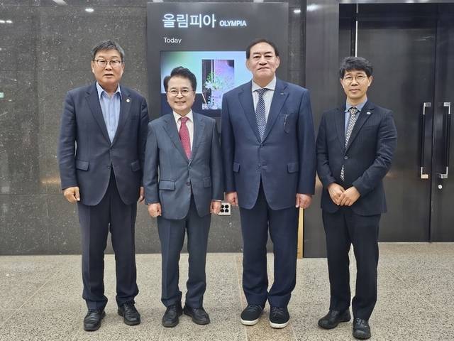 ▲ 육동한 춘천시장이 9일 서울 올림픽파크텔에서 하형주 국민체육진흥공단 이사장과 면담을 갖고 지역 체육 인프라 확충을 위한 협조를 요청했다.