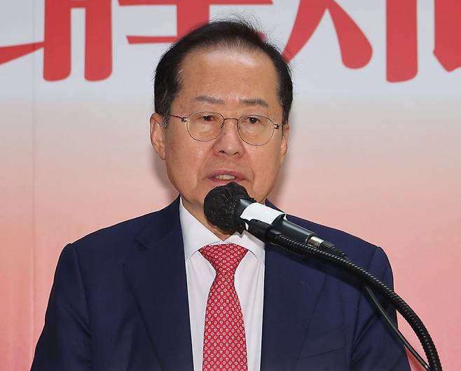 국민의힘 대선 후보 2차 경선에서 탈락한 홍준표 후보가 29일 서울 여의도 대하빌딩 선거 캠프 사무실에서 정계 은퇴 의사를 밝히고 있다./사진=연합뉴스