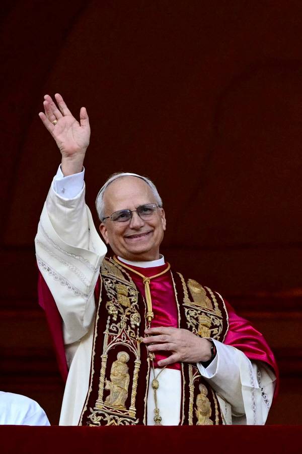 제267대 교황으로 선출된 레오 14세 교황이 8일 바티칸 성 베드로 대성당 발코니에 나와 군중과 인사를 나누는 모습.AFP 연합뉴스