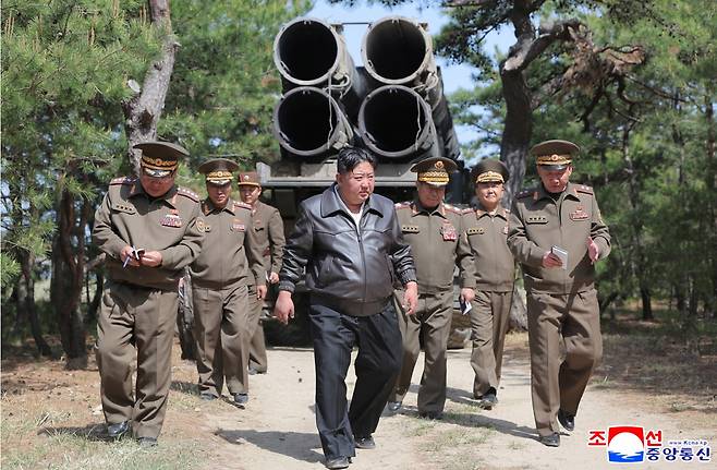 김정은 북한 국무위원장이 지난 8일 장거리포·미사일 체계 합동타격훈련을 지도했다고 조선중앙통신이 9일 보도했다. 연합뉴스