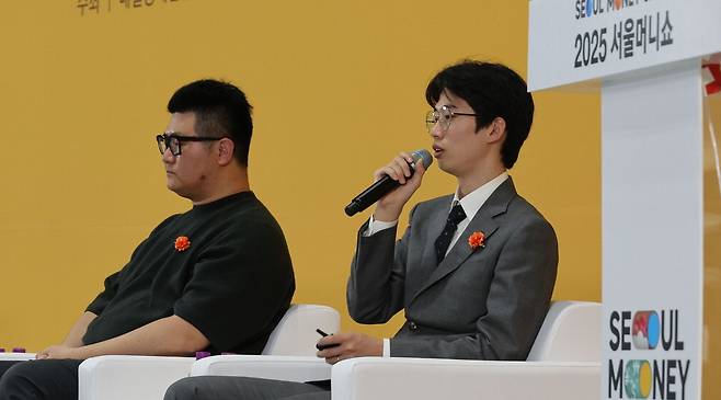 2025 서울머니쇼 가상자산 세미나에서 박별 DNTV 리서치 웹3 애널리스트(왼쪽)와 엄상현 디스프레드 그로스 리드가 연사로 나섰다. 이승환 기자