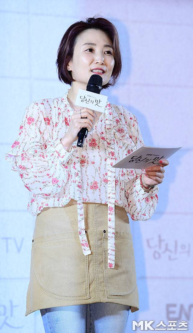 블라우스에 달린 길게 늘어진 리본 디테일은 귀여움과 여성스러움을 동시에 담아내며 눈길을 끌었고, 소매를 살짝 롤업해 자연스럽고 센스 있는 분위기를 더했다.사진=김영구 기자