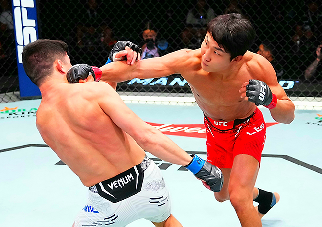 제2대 로드FC 페더급 챔피언 이정영이 2024년 7월 미국 네바다주 엔터프라이즈 UFC on ESPN 60에서 1라운드 공격하고 있다. 사진=TKO