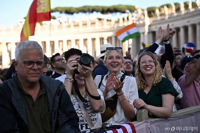 (로이터=뉴스1) = 8일(현지시간) 바티칸 시스티나 성당 굴뚝에서 흰 연기가 피어올라 새 교황이 선출됐음을 알리자 가톨릭 신자들이 기뻐하고 있다. ⓒ 로이터=뉴스1 Copyright (C) 뉴스1. All rights reserved. 무단 전재 및 재배포, AI학습 이용 금지. /사진=(로이터=뉴스1)