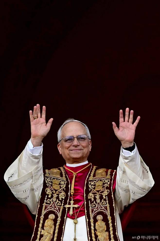 (바티칸 AFP=뉴스1) 우동명 기자 = 버트 프랜시스 프레보스트 새 교황이 8일(현지시간) 첫 미국인 출신으로 제267대 교황에 선출된 뒤 즉위 명 '레오 14세'로 바티칸의 성 베드로 대성당의 발코니에 나와 인사를 하고 있다. 2025.05.09 ⓒ AFP=뉴스1 Copyright (C) 뉴스1. All rights reserved. 무단 전재 및 재배포, AI학습 이용 금지. /사진=(바티칸 AFP=뉴스1) 우동명 기자