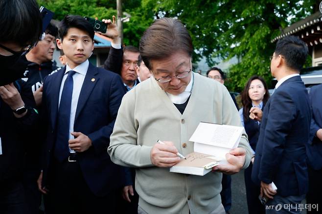 (장수=뉴스1) 안은나 기자 = 이재명 더불어민주당 대통령 후보가 골목골목 경청투어 이틀차인 6일 오후 전북 장수군 오옥마을에서 사인을 해주고 있다. 2025.5.6/뉴스1 Copyright (C) 뉴스1. All rights reserved. 무단 전재 및 재배포, AI학습 이용 금지. /사진=(장수=뉴스1) 안은나 기자