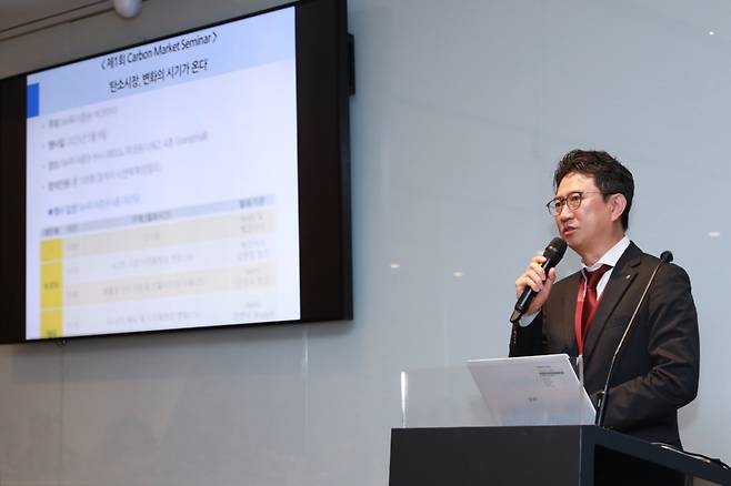 NH투자증권이 서울 여의도 본사에서 탄소전문기업 에코아이와 공동으로 기업 고객을 위한 '제1회 카본마켓 세미나'를 개최했다. 사진은 박건후 NH투자증권 클라이언트솔루션본부장이 세미나에서 기조 발표를 하는 모습. /사진제공=NH투자증권
