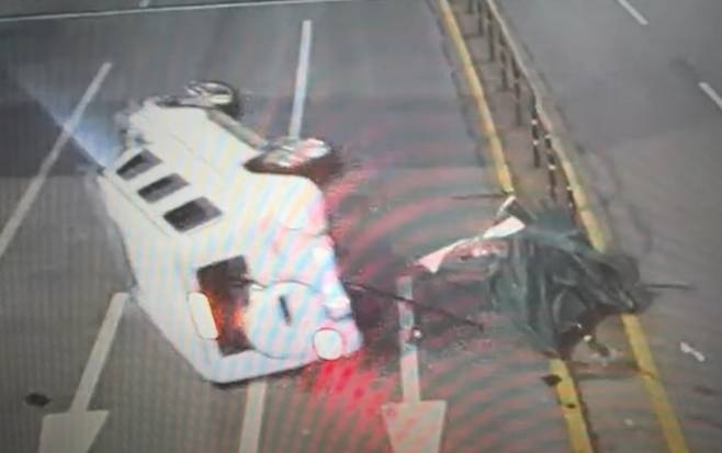 새벽 시간 인적이 드문 도로 위에 사고 차량만 덩그러니 남아있는 황당한 일이 벌어졌다./사진='서울경찰' 유튜브 갈무리