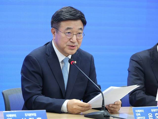 윤호중 더불어민주당 중앙선대위 총괄본부장이 8일 서울 여의도 민주당사에서 열린 총괄본부장단 회의에서 발언하고 있다. 연합뉴스