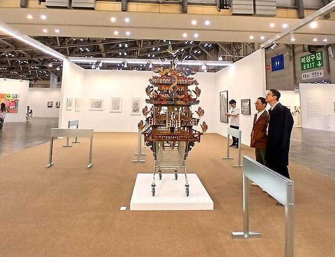 아트부산 특별전 커넥트 전시 전경. 김상돈의 '쇼핑 카트'가 눈길을 끈다. *재판매 및 DB 금지