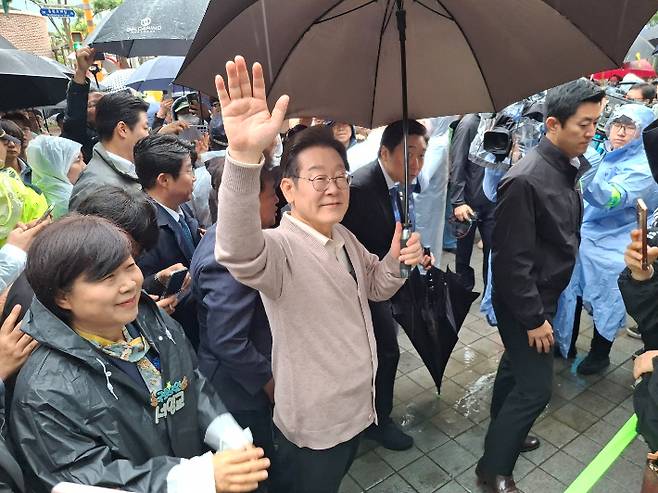 더불어민주당 이재명 대선 후보가 지지자들에게 인사하고 있다. 독자 제공