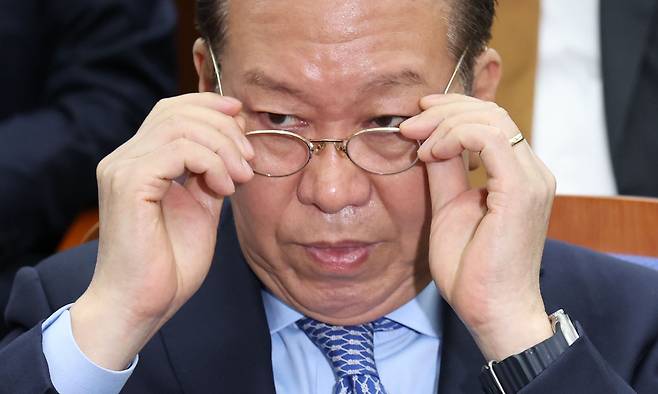 권영세 국민의힘 비상대책위원장이 8일 서울 여의도 국회에서 열린 의원총회에서 안경을 고쳐쓰고 있다.뉴시스