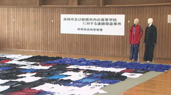 약 15년간 남고생들의 교복 등 옷을 훔친 40대 남성이 경찰에 붙잡혔다. 남성이 훔친 옷들. 군마TV 캡처