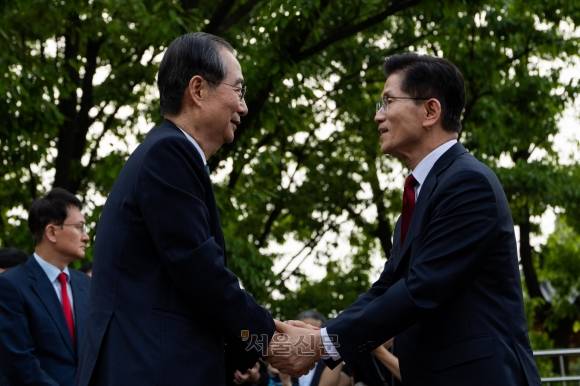 8일 오후 국민의힘 김문수 대선 후보와 한덕수 예비후보가 국회 사랑재 카페에서 공개회동을 마친 후 인사를 나누고 있다.2025.5.8홍윤기 기자