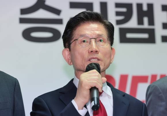 김문수 국민의힘 대선 후보가 9일 서울 영등포구 여의도 선거 캠프 사무실에서 대선 정책 등을 발표하고 있다. 2025.5.9 연합뉴스