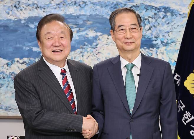 한덕수 무소속 대선 예비후보가 5월3일 서울 여의도 국회 헌정기념관을 방문해 정대철 헌정회장과 악수하고 있다. ⓒ연합뉴스