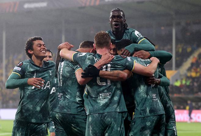 토트넘 선수들이 9일 유로파리그 준결승 2차전에서 보되/글림트를 맞아 솔란케가 선제골을 넣은 뒤 함께 기뻐하고 있다. 로이터연합뉴스