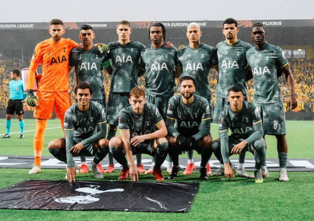 토트넘 선수들이 킥오프 전 기념 촬영을 하고 있다. /사진=토트넘 공식 SNS 갈무리