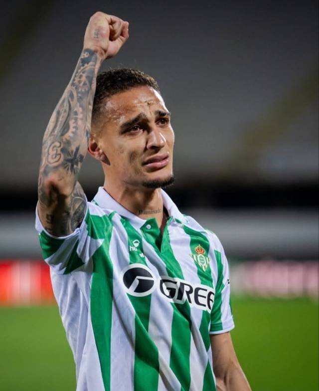 기쁨의 눈물을 흘리는 안토니. /사진=레알 베티스 SNS