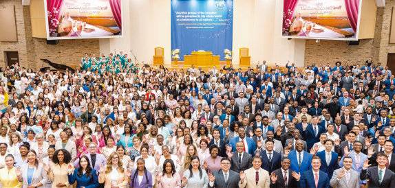 ‘미국 TX 댈러스 하나님의 교회’ 신자들이 4월 12일(현지 시간) 유월절 예배를 마친 뒤 밝게 웃고 있다. 하나님의 교회 제공