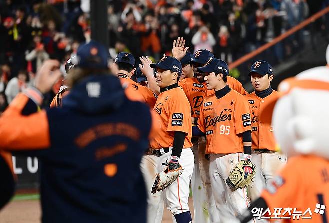 한화 이글스 선수들이 올해 정규시즌 경기에서 승리한 뒤 마운드에 모여 세리머니하고 있다. 단독 1위에 오른 한화는 오는 9일 고척 키움 히어로즈전에서 10연승에 도전한다. 엑스포츠뉴스 DB
