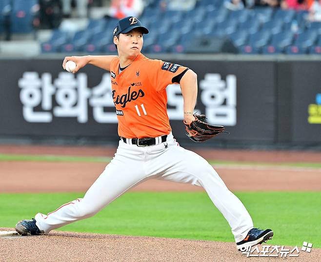 한화 이글스 선발투수 엄상백이 올해 정규시즌 경기에 선발 등판해 투구하고 있다. 단독 1위에 오른 한화는 오는 9일 고척 키움 히어로즈전에서 10연승에 도전한다. 엑스포츠뉴스 DB