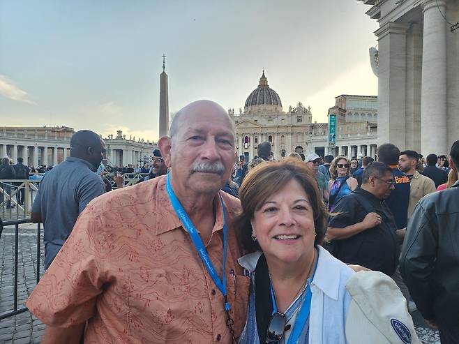 미국 텍사스에서 온 매뉴얼-조세핀 곤살레스 부부 (바티칸=연합뉴스) 신창용 특파원 = 8일(현지시간) 바티칸 성 베드로 광장에서 새 교황 탄생을 지켜본 미국 텍사스 출신의 매뉴얼-조세핀 곤살레스 부부가 연합뉴스와 인터뷰 뒤 사진 촬영에 응하고 있다. 2025.05.08 changyong@yna.co.kr