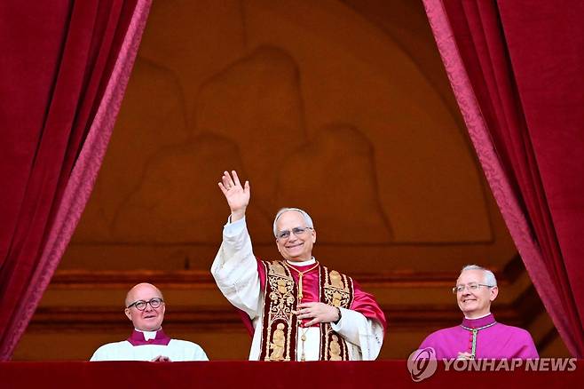 레오 14세 교황 (바티칸 AFP=연합뉴스) 8일(현지시간) 바티칸 성 베드로 대성전 중앙 발코니에 올라 손을 들어 보이는 레오 14세 교황. 2025.5.8