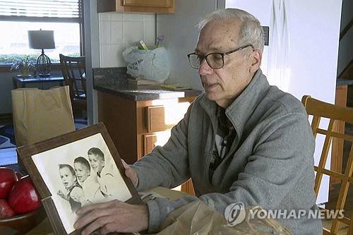 교황 레오 14세의 둘째 형 존 프레보스트 (AP=연합뉴스) 새 교황 레오 14세의 둘째 형 존 프레보스트가 교황이 된 막내를 포함한 삼형제의 사진을 가리키고 있다. 2025.5.8