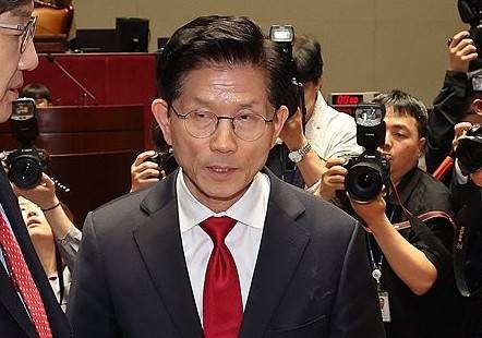 굳은 표정 김문수 (서울=연합뉴스) 김주성 기자 = 국민의힘 김문수 대선 후보가 9일 서울 여의도 국회에서 열린 의원총회에서 권영세 비상대책위원장이 단일화를 압박하는 발언 뒤 퇴장하자 바로 이어서 의총장을 나가고 있다. 2025.5.9 utzza@yna.co.kr