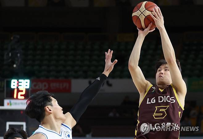 LG 양준석 슛 (창원=연합뉴스) 김동민 기자 = 15일 경남 창원체육관에서 열린 '2024-2025 KCC 프로농구' 창원 LG 세이커스와 서울 삼성 썬더스 경기. LG 양준석이 슛하고 있다. 2025.1.15 image@yna.co.kr