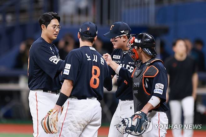 한화 이글스 26년 만에 10연승 (서울=연합뉴스) 신현우 기자 = 9일 서울 고척스카이돔에서 열린 프로야구 2025 신한 SOL 뱅크 KBO리그 한화 이글스와 키움 히어로즈의 경기.
7-5로 승리하며 26년 만에 10연승을 달성한 한화 선수들이 기뻐하고 있다. 2025.5.9 nowwego@yna.co.kr