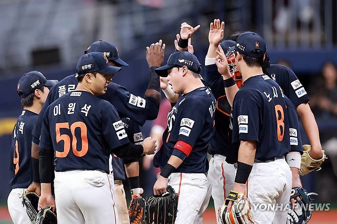 독수리 군단 26년 만에 10연승 (서울=연합뉴스) 신현우 기자 = 9일 서울 고척스카이돔에서 열린 프로야구 2025 신한 SOL 뱅크 KBO리그 한화 이글스와 키움 히어로즈의 경기.
7-5로 승리하며 26년 만에 10연승을 달성한 한화 선수들이 기뻐하고 있다. 2025.5.9 nowwego@yna.co.kr