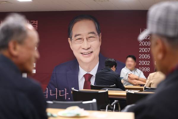 무소속 한덕수 대선 예비후보가 공개일정을 비운 9일 서울 여의도에 마련된 대선 선거사무소에 한 예비후보의 사진이 걸려있다. 2025.5.9 /연합뉴스