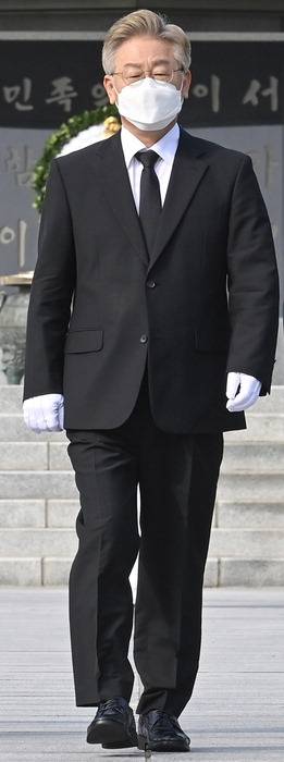 온라인으로 대선출마선언을 한 이재명 경기도지사가 1일 오전 서울시 동작구 국립현충원을 찾아 참배한 뒤 이동하고 있다. 2021.7.1 /경기사진공동취재단