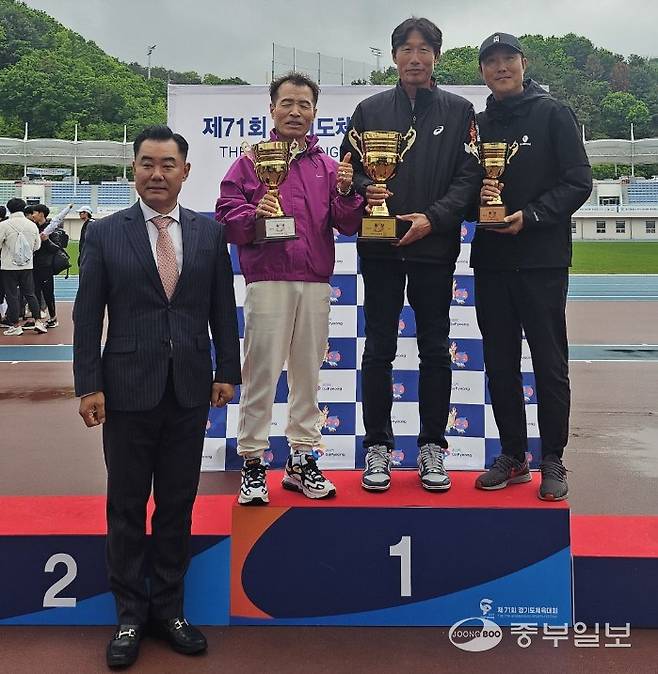 10일 가평종합운동장에서 사전경기로 열린 제71회 경기도체육대회 육상 경기 1부 시상식에서 입상 시군 관계자들이 전재범 경기도육상연맹 회장과 기념촬영을 하고 있다. 이건우기자