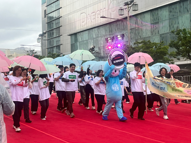 원더풀 퍼레이드에 참가한 대구행복진흥원은 마스코트와 함께 퍼레이드를 하고 있다. 김정원 기자