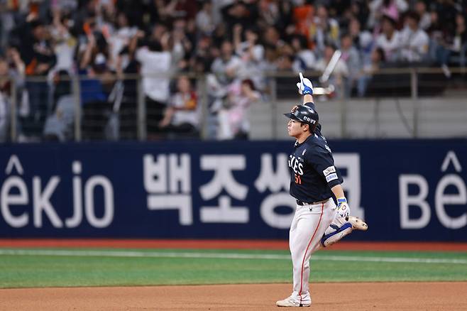 9일 서울 고척스카이돔에서 열린 키움 히어로즈와 경기에서 9회초 2사 상황에 1점 홈런을 친 뒤 베이스를 도는 한화 이글스 문현빈