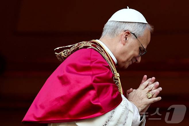 제267대 교황으로 선출된 레오 14세 교황(로버트 프리보스트 미국 추기경)이 8일(현지시간) 바티칸 성 베드로 대성당 로지아 발코니에 등장해 인사를 전하고 있다. ⓒ 로이터=뉴스1