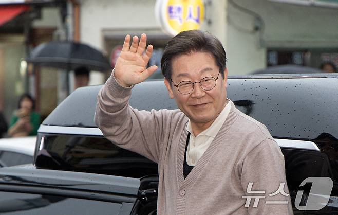 3차 경청투어에 나선 이재명 더불어민주당 대통령 후보가 9일 오후 경북 고령군 대가야광장 인근에서 시민들과 인사하기 위해 도착하고 있다. 2025.5.9/뉴스1 ⓒ News1 이재명 기자