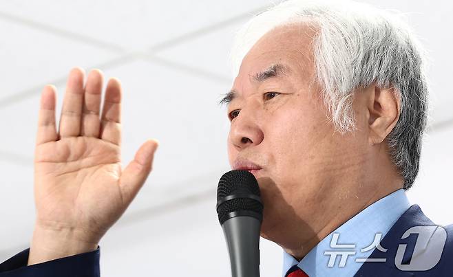 전광훈 사랑제일교회 목사가 24일 오전 서울 여의도 자유통일당사에서 대선 출마 기자회견을 하고 있다. 2025.4.24/뉴스1 ⓒ News1 김민지 기자