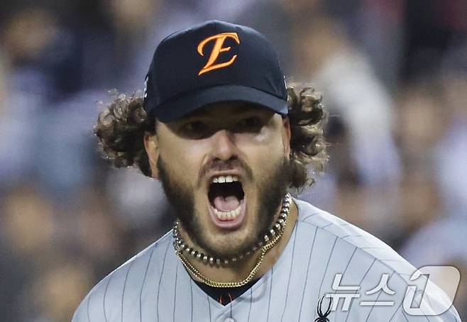 9일 오후 서울 송파구 잠실야구장에서 열린 프로야구 '2025 신한 SOL 뱅크 KBO리그' 한화 이글스와 두산 베어스의 경기에서 한화 선발투수 폰세가 6회말 실점 위기를 막아낸 후 포효하고 있다. 2025.4.9/뉴스1 ⓒ News1 오대일 기자