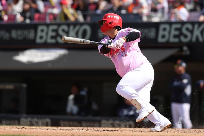 KIA 김선빈이 4일 광주-기아 챔피언스 필드에서 열린 2025 KBO리그 정규시즌 한화전에서 안타를 치고 있다. 사진 | KIA 타이거즈