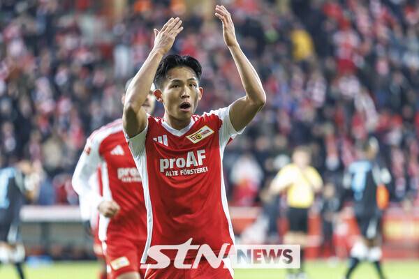 우니온 베를린의 정우영이 지난달 30일(현지시각) 독일 베를린의 슈타디온 안 데어 알텐 푀르스터라이에서 열린 2024-25 분데스리가 12라운드 레버쿠젠과의 경기 전반 29분 동점 골을 넣고 세리머니하고 있다. 정우영은 시즌 2호 골을 기록하며 79분을 뛰었다. 사진┃뉴시스/AP
